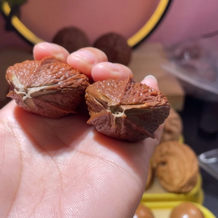 桃核把件异形七彩橄榄核