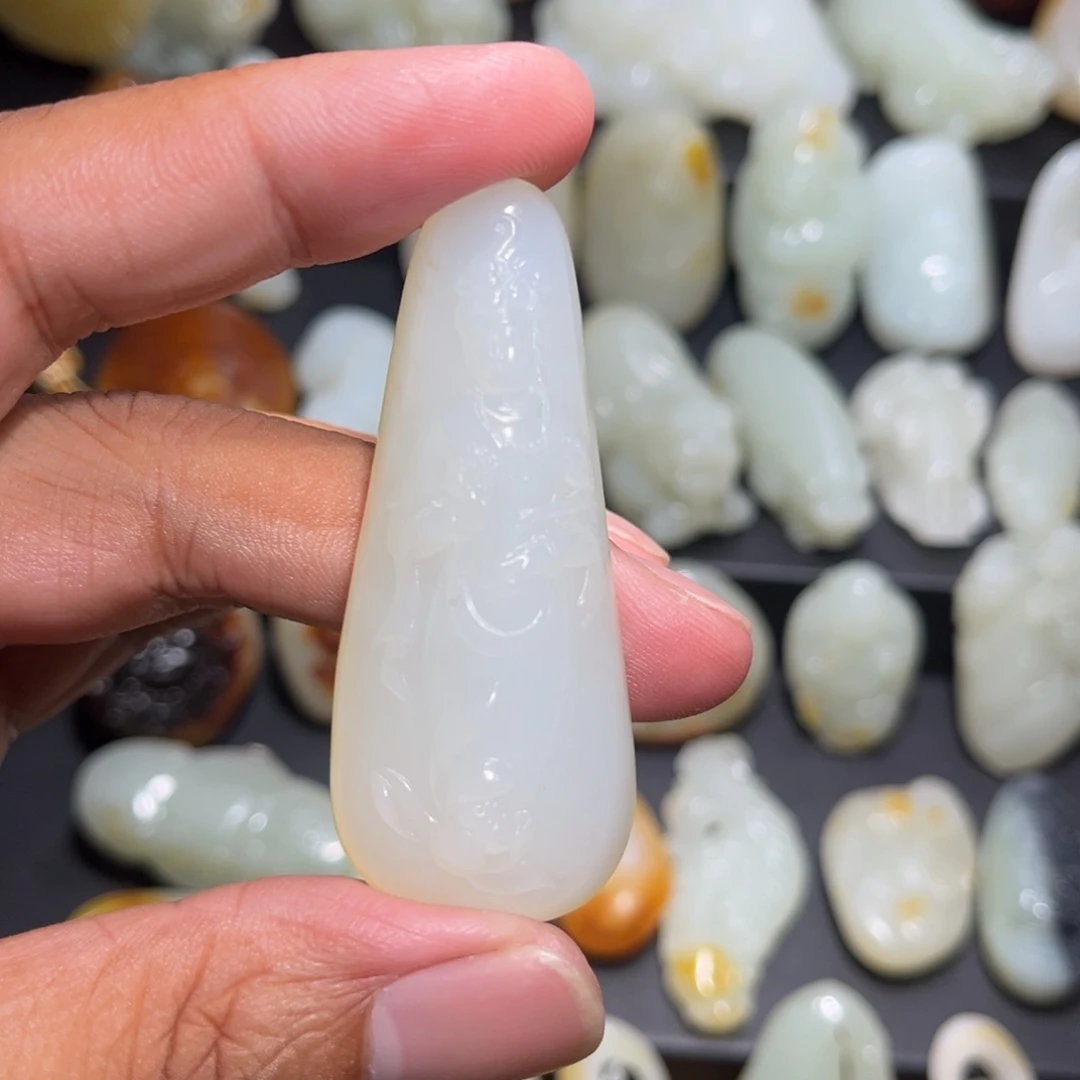 欲***红和田玉未镶嵌颈饰