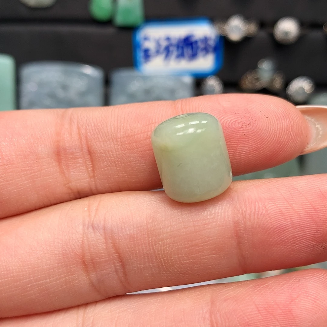 翡翠未镶嵌颈饰单珠