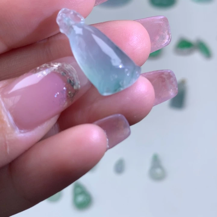 翡翠未镶嵌颈饰莲蓬