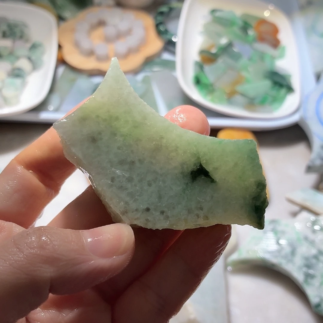 翡翠未镶嵌颈饰边角料
