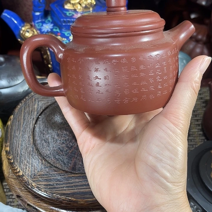 茶壶紫砂原矿泥料手工制作的一把紫砂壶。