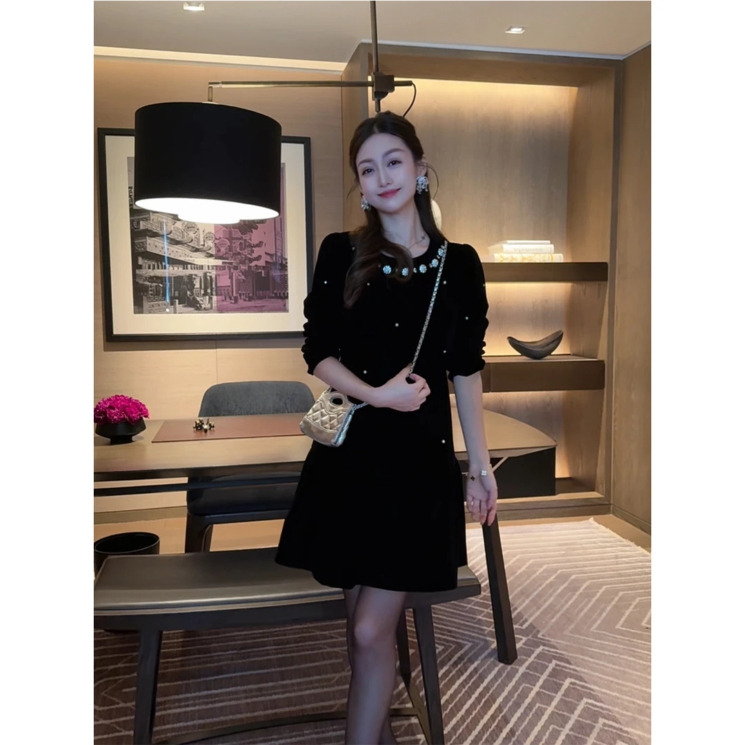 W·HAHA【现货】【星河珍珠】轻奢钉钻显瘦贵气丝绒连衣裙61126