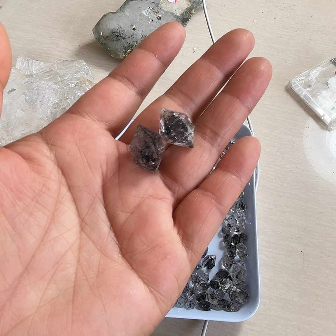 天然水晶原石未镶嵌水晶?