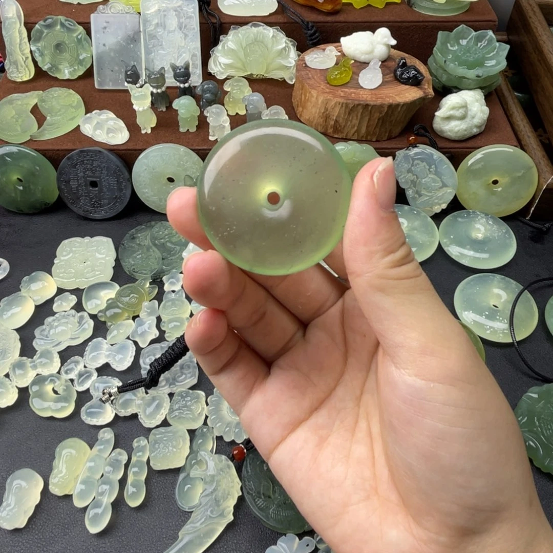 惠****未镶嵌蛇纹石玉颈饰