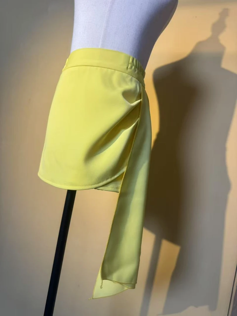 大裙潮服多巴胺潮服模特走秀潮服时尚