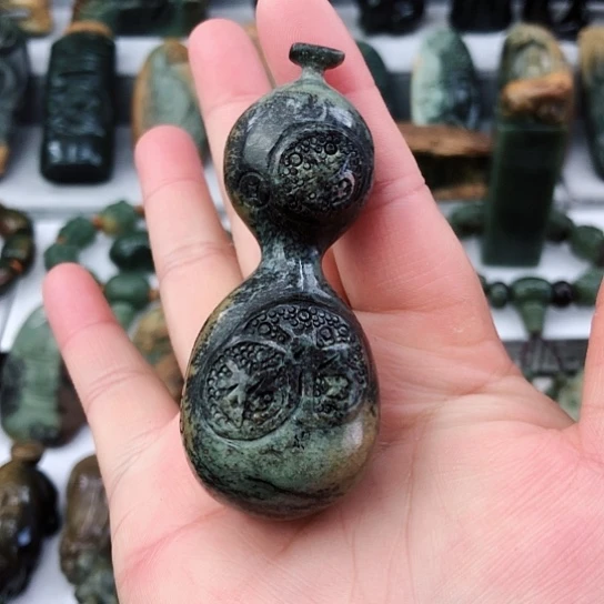 未镶嵌岫岩河磨玉（透闪石质玉）把件