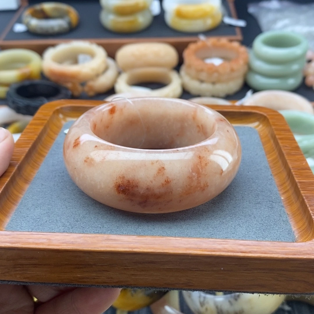 素***素石英质玉未镶嵌手镯