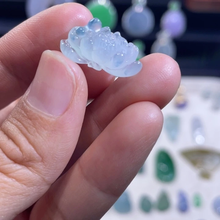 翡翠未镶嵌颈饰莲花