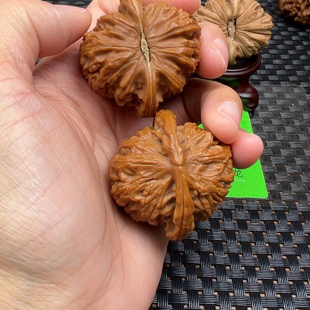 文玩核桃吊坠白狮子