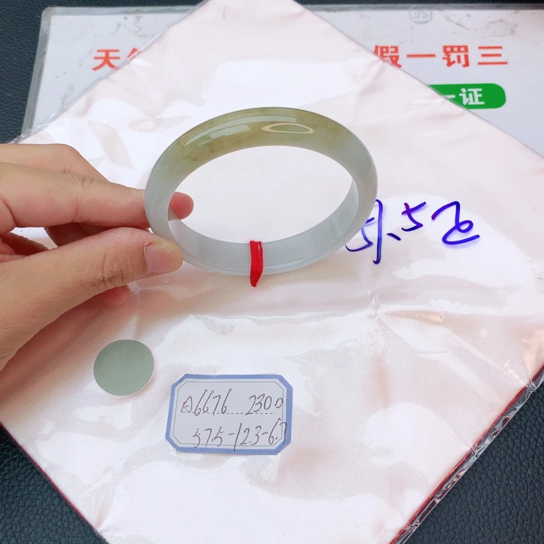 翡翠手镯未镶嵌翡翠