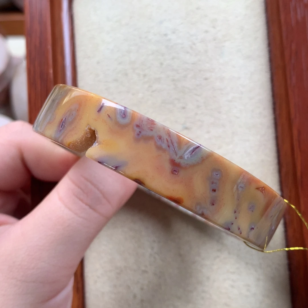 未镶嵌方镯发丝57.5圈漏300/个。16硅化珊瑚（珊瑚玉）