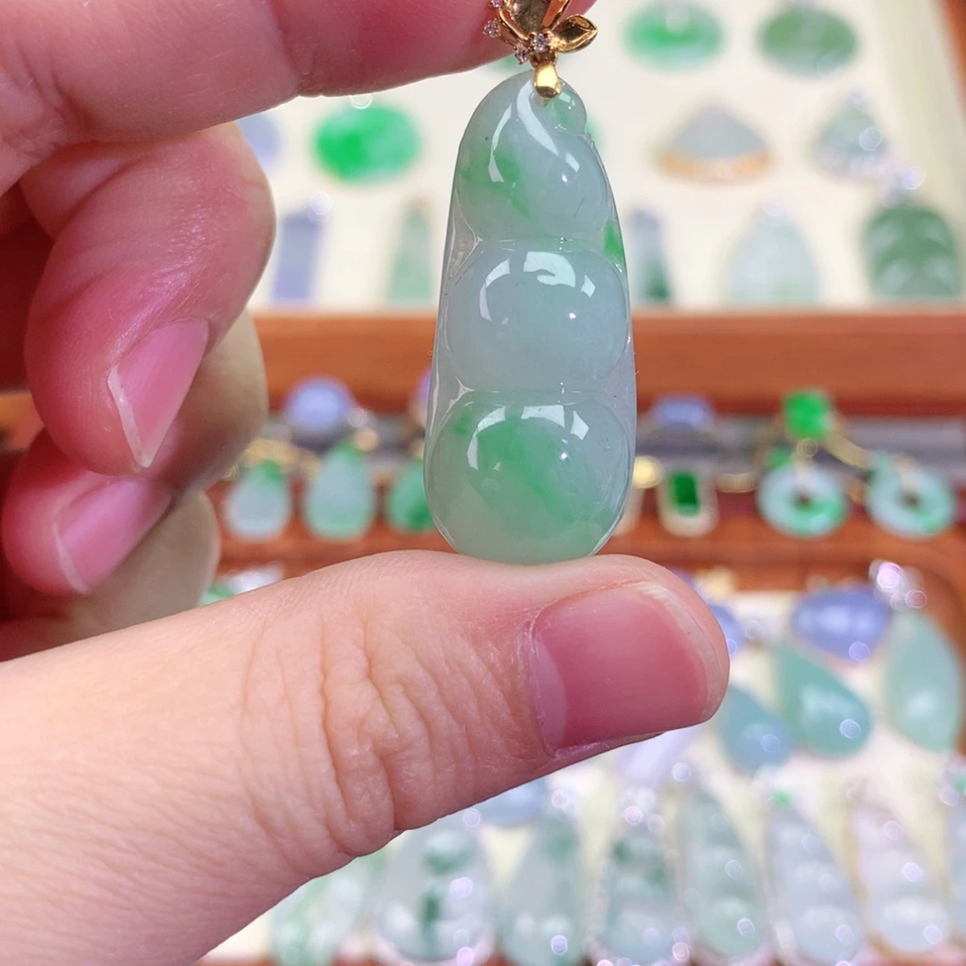 颈饰18K金镶嵌翡翠