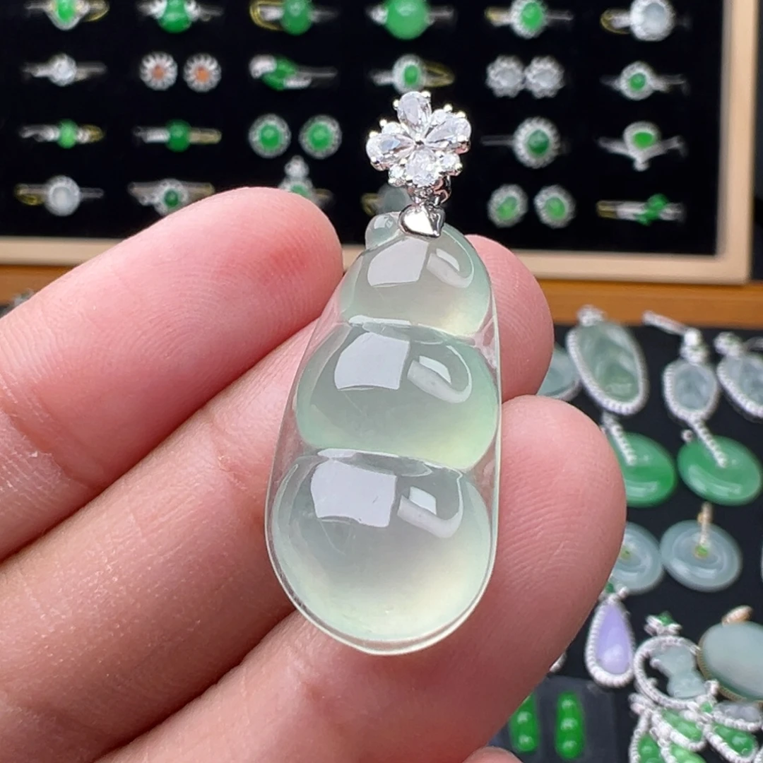 翡翠18K金镶嵌颈饰豆