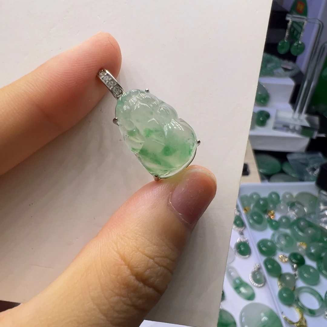 颈饰未镶嵌石英质玉（非洲翠）