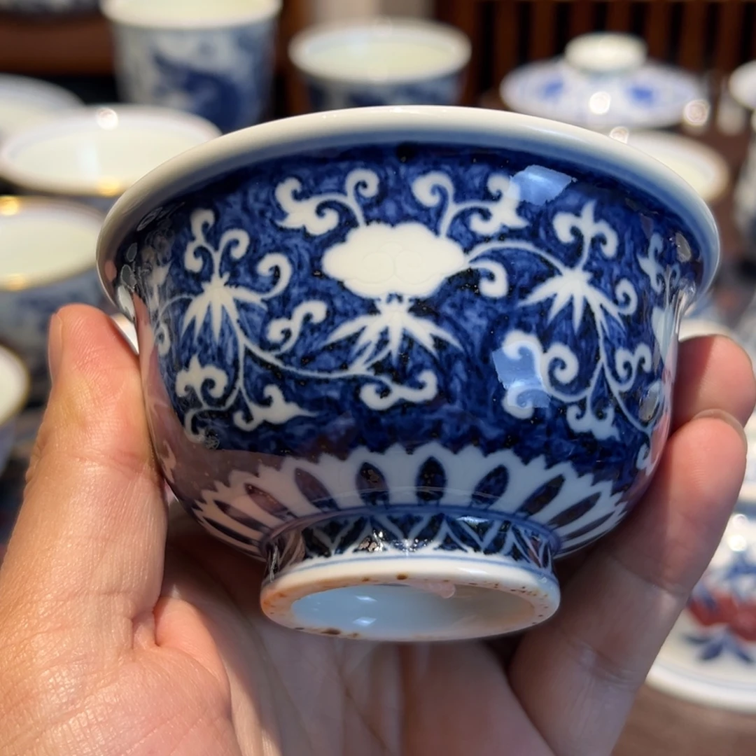 精品青花留白暗刻缠枝灵芝纹压手杯口径约9.5厘米