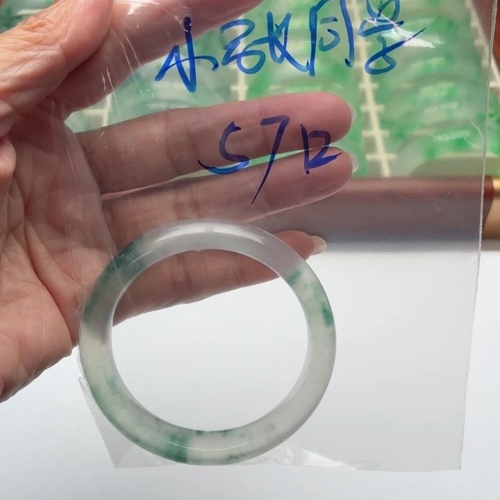 小***学石英质玉未镶嵌手镯