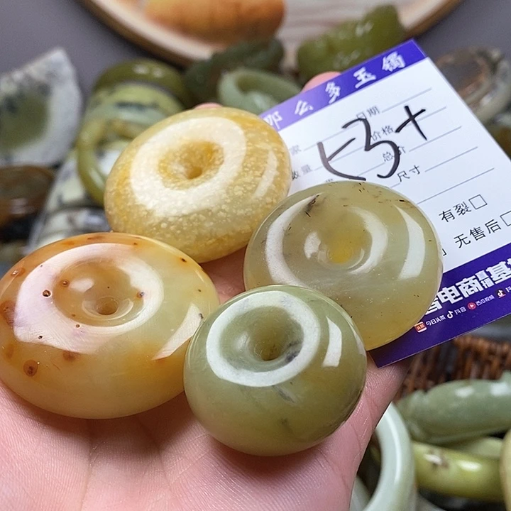 未镶嵌蛇纹石玉颈饰识*