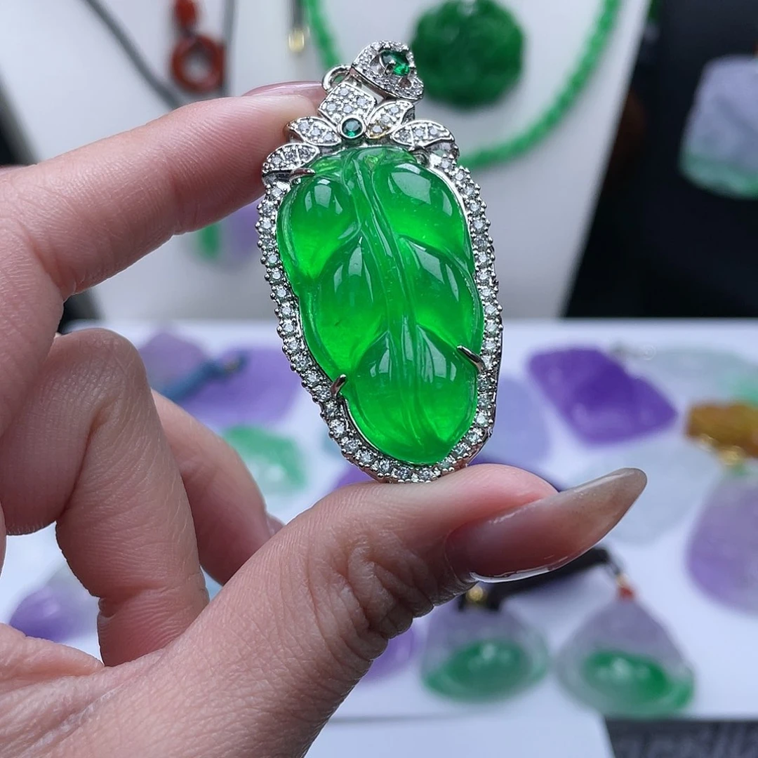 翡翠吊坠(赠链)未镶嵌