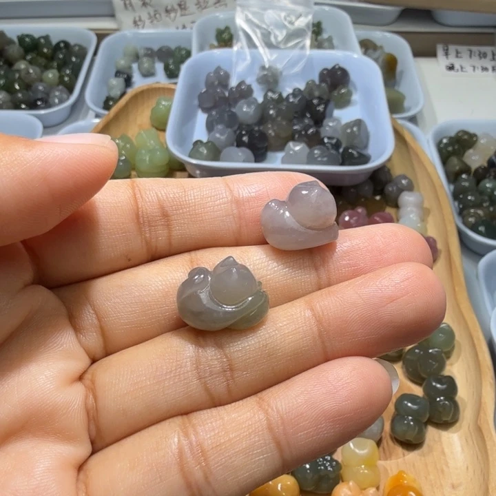 六***哈和田玉未镶嵌珠宝半成品右边裂