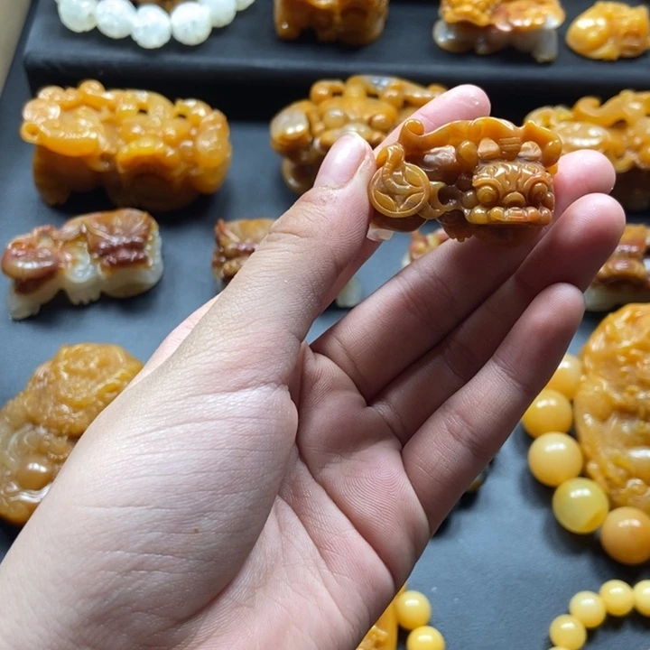 石英质玉（黄龙玉）未镶嵌颈饰