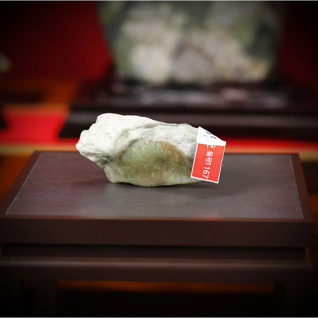 新疆玉料原石发一件编号1167-送崖柏底座