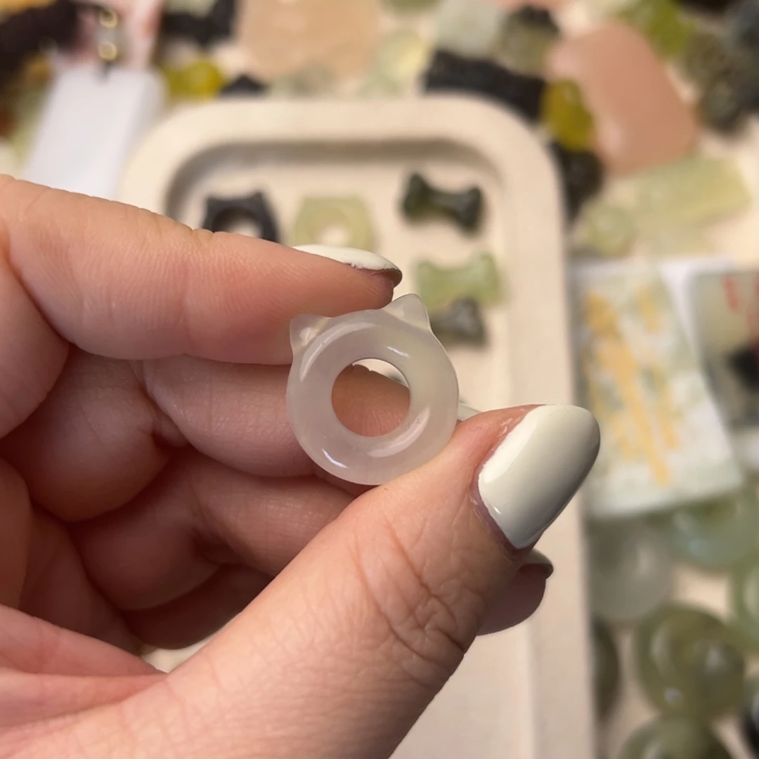 蛇纹石玉颈饰合金