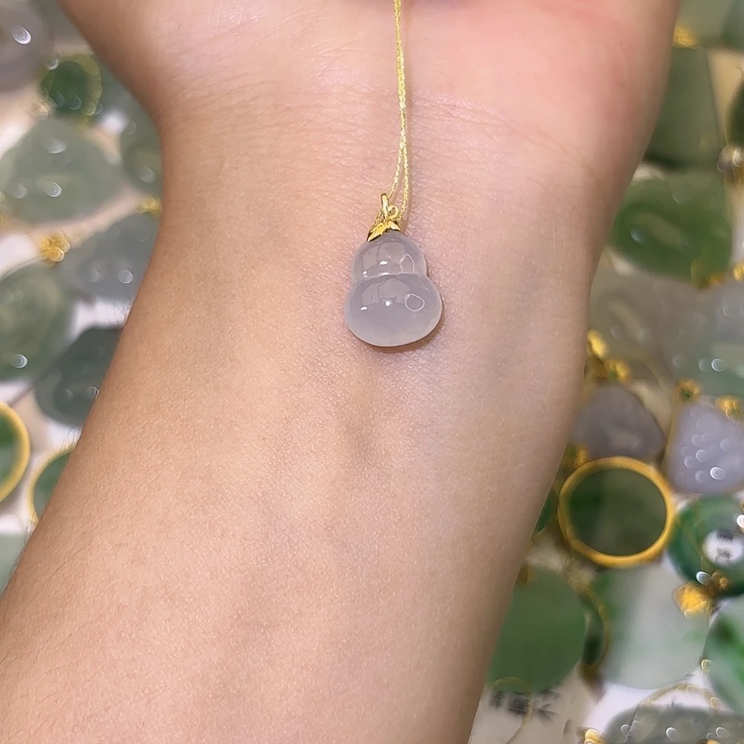 翡翠18K金镶嵌颈饰葫芦