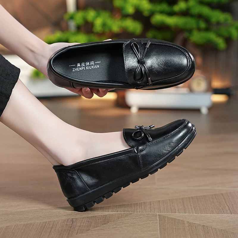 真皮妈妈皮鞋50-60岁软底防滑春季中老年平底黑色上班族气质单鞋