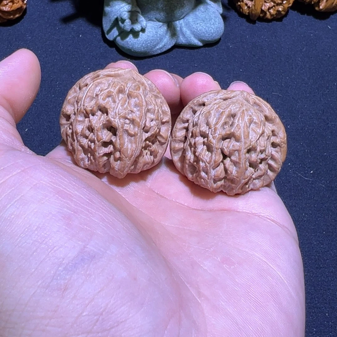 文玩核桃吊坠白狮子