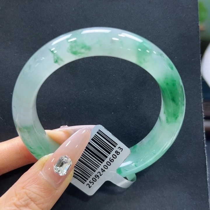 雯***姐石英质玉（非洲翠）未镶嵌手镯