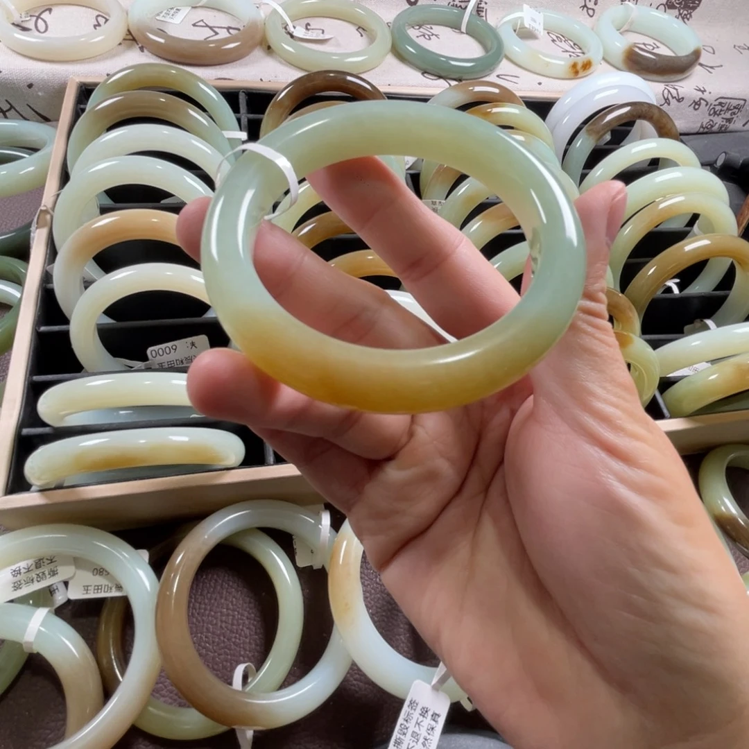 和田玉未镶嵌手镯