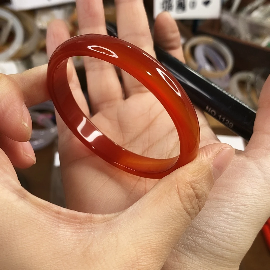 玛瑙/玉髓未镶嵌手镯0032。 56.7圈。瑕