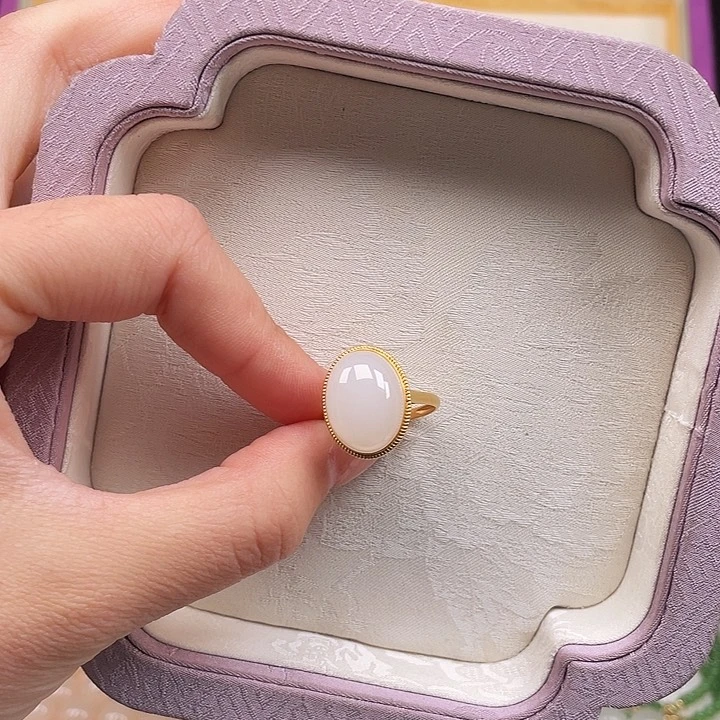 和田玉戒指18K金镶嵌