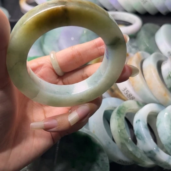 定制翡翠未镶嵌手镯