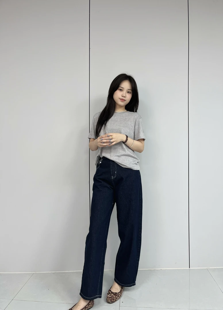 女款爆款直筒牛仔裤女弯刀裤常规厚度中腰秋季牛仔裤宽松时尚纯色