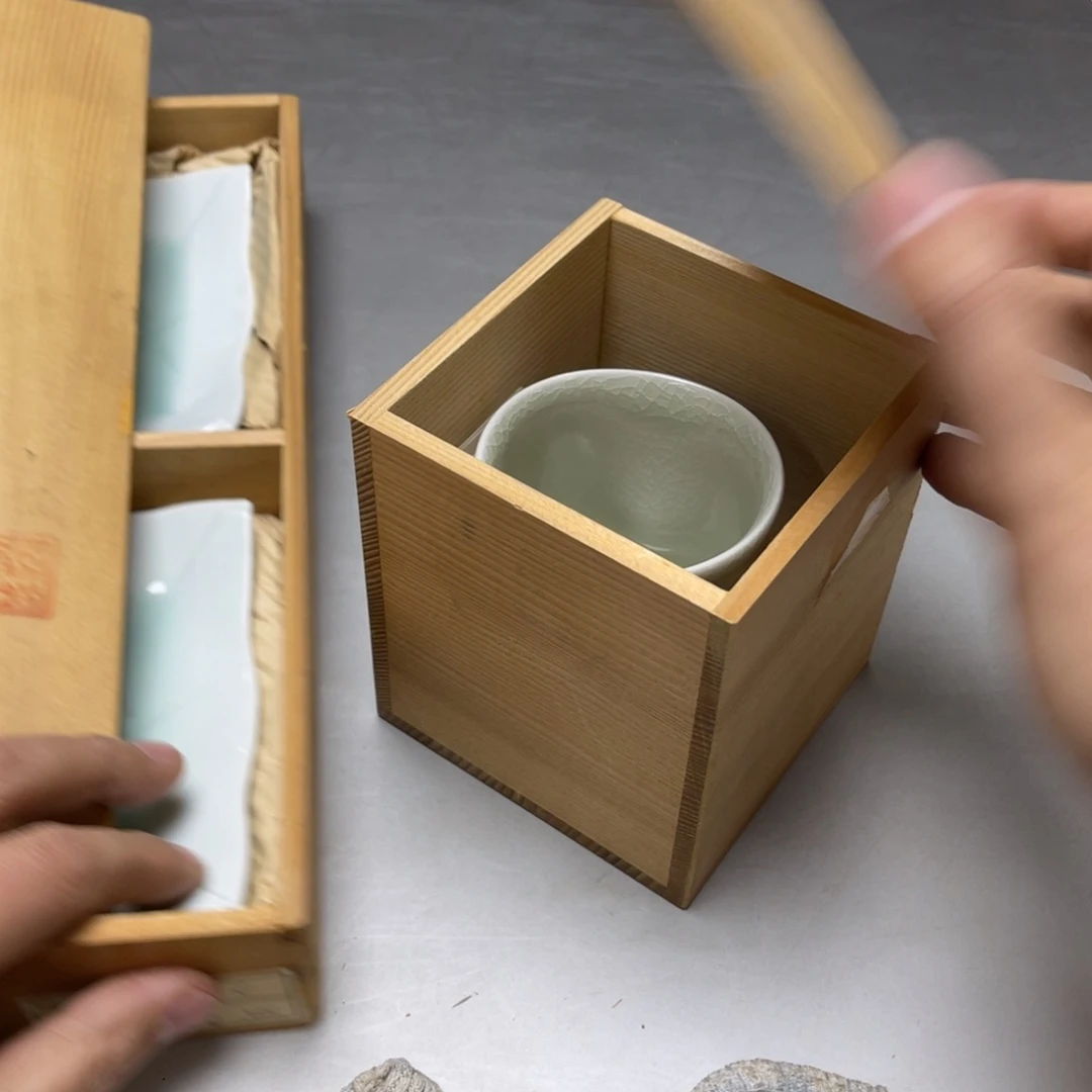 瓷片魔****?密密麻麻地排列着一个