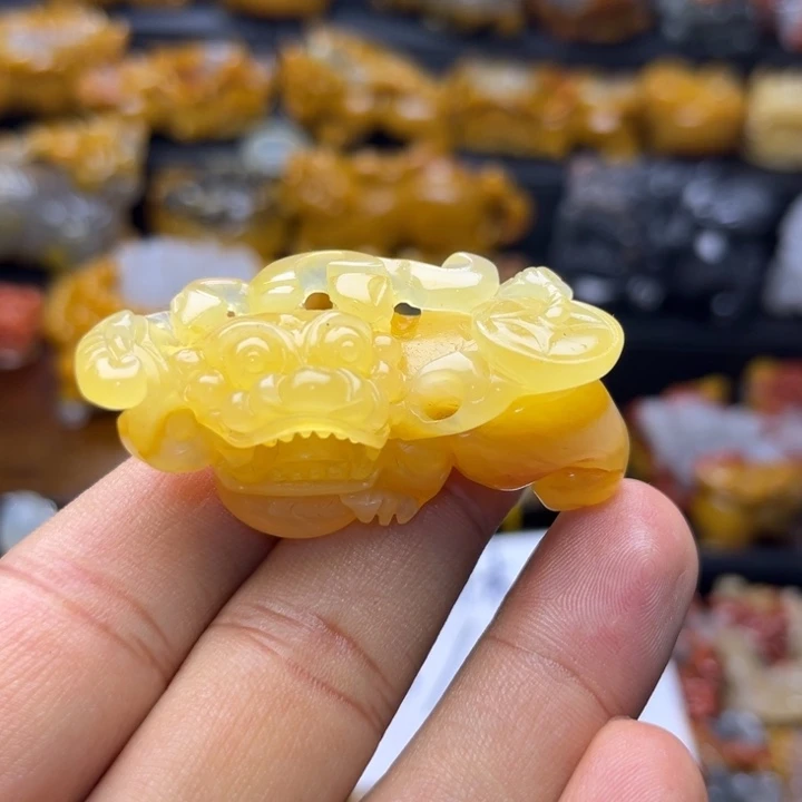 石英质玉（黄龙玉）未镶嵌颈饰