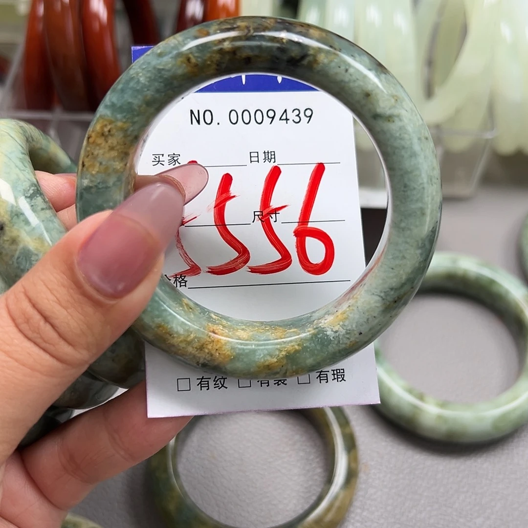 柠***屿蛇纹石玉未镶嵌手镯