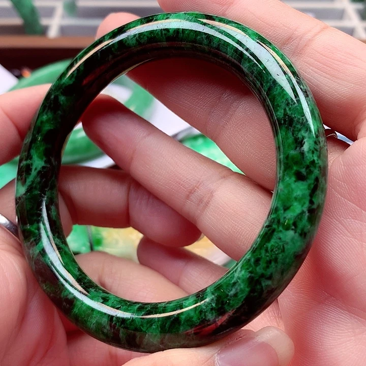 翡翠手镯未镶嵌翡翠