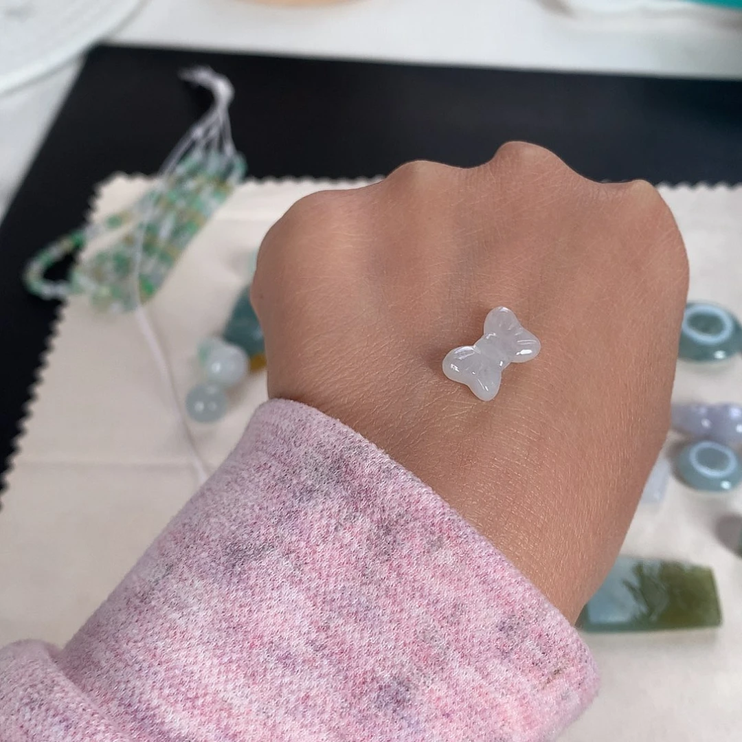 翡翠未镶嵌颈饰蝴蝶结