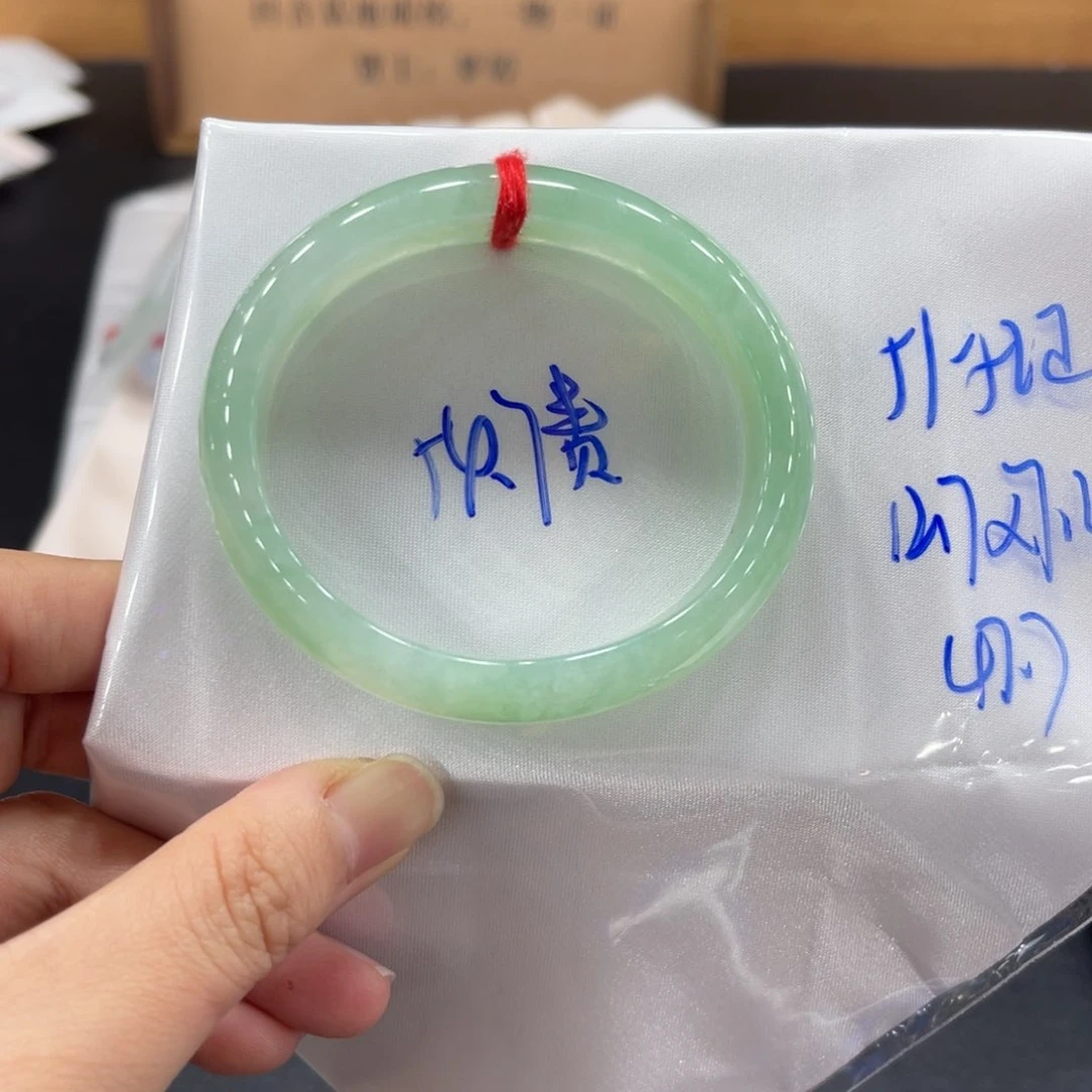 翡翠手镯未镶嵌小*翡翠