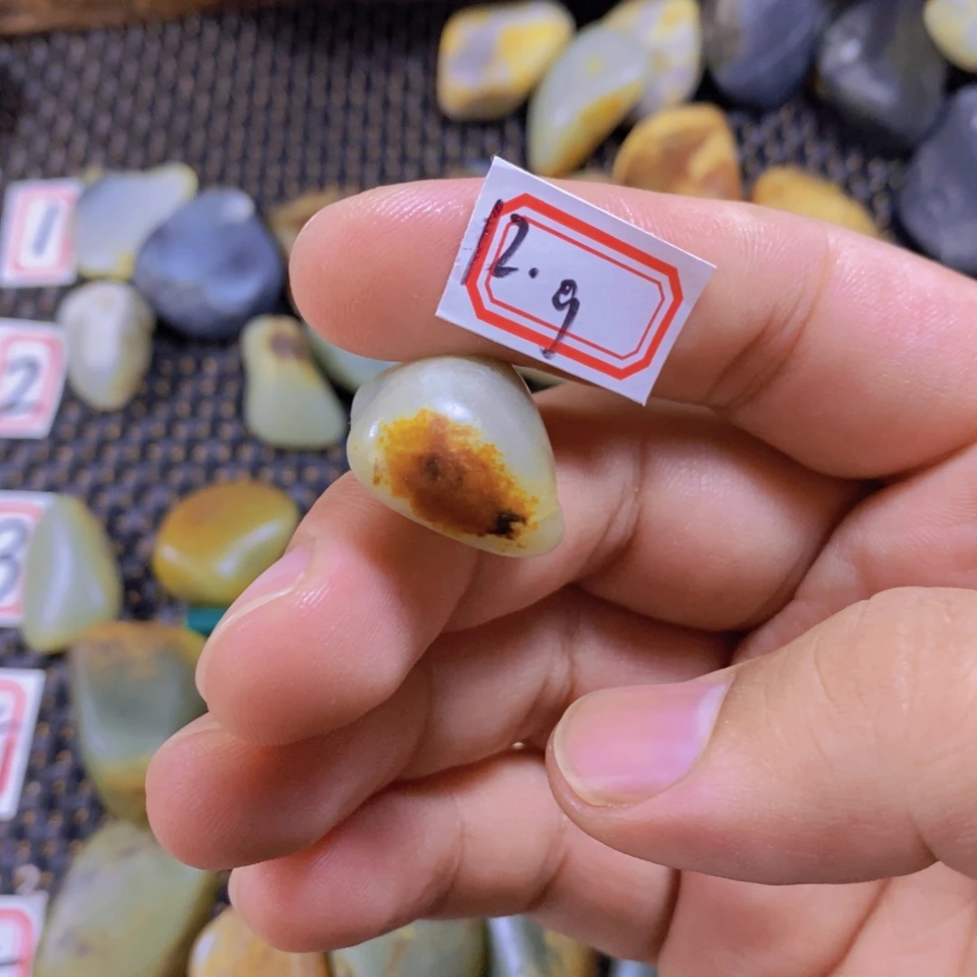 颈饰未镶嵌和田玉（糖玉）