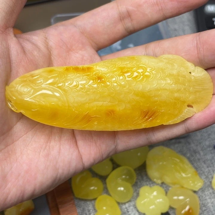 未镶嵌蜜蜡珠宝奇石前***中