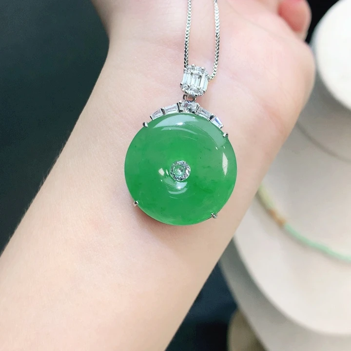 颈饰未镶嵌石英质玉（非洲翠）