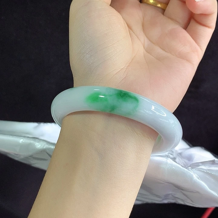 翡翠未镶嵌手镯57圈6356 白底一抹绿