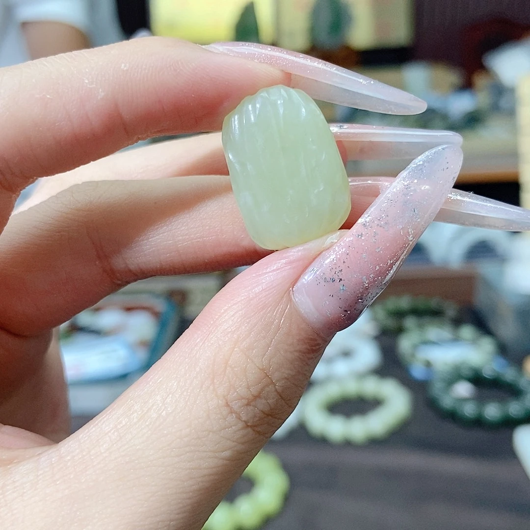 灰***子颈饰未镶嵌和田玉