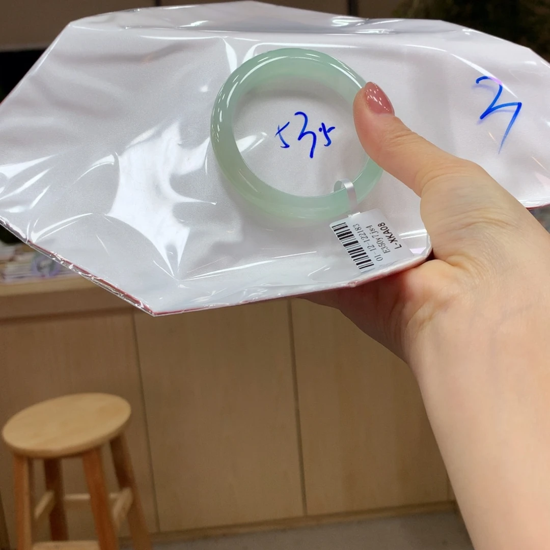 翡翠手镯未镶嵌不退不换