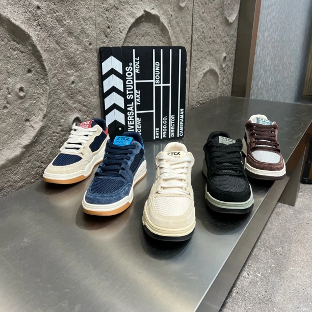 秋季男款拼色中帮运动休闲时尚板鞋设计拼色耐磨防滑潮鞋搭配款