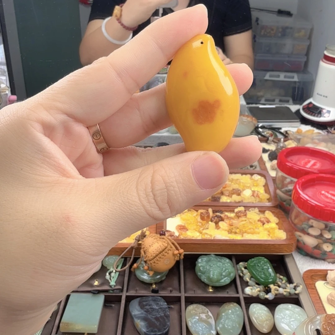 琥珀颈饰未镶嵌瑕疵